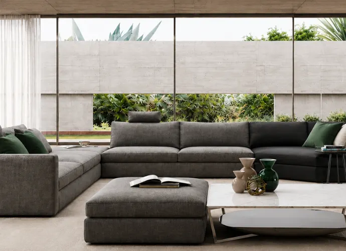 Moderner Wohnbereich mit Sofa und Couchtisch