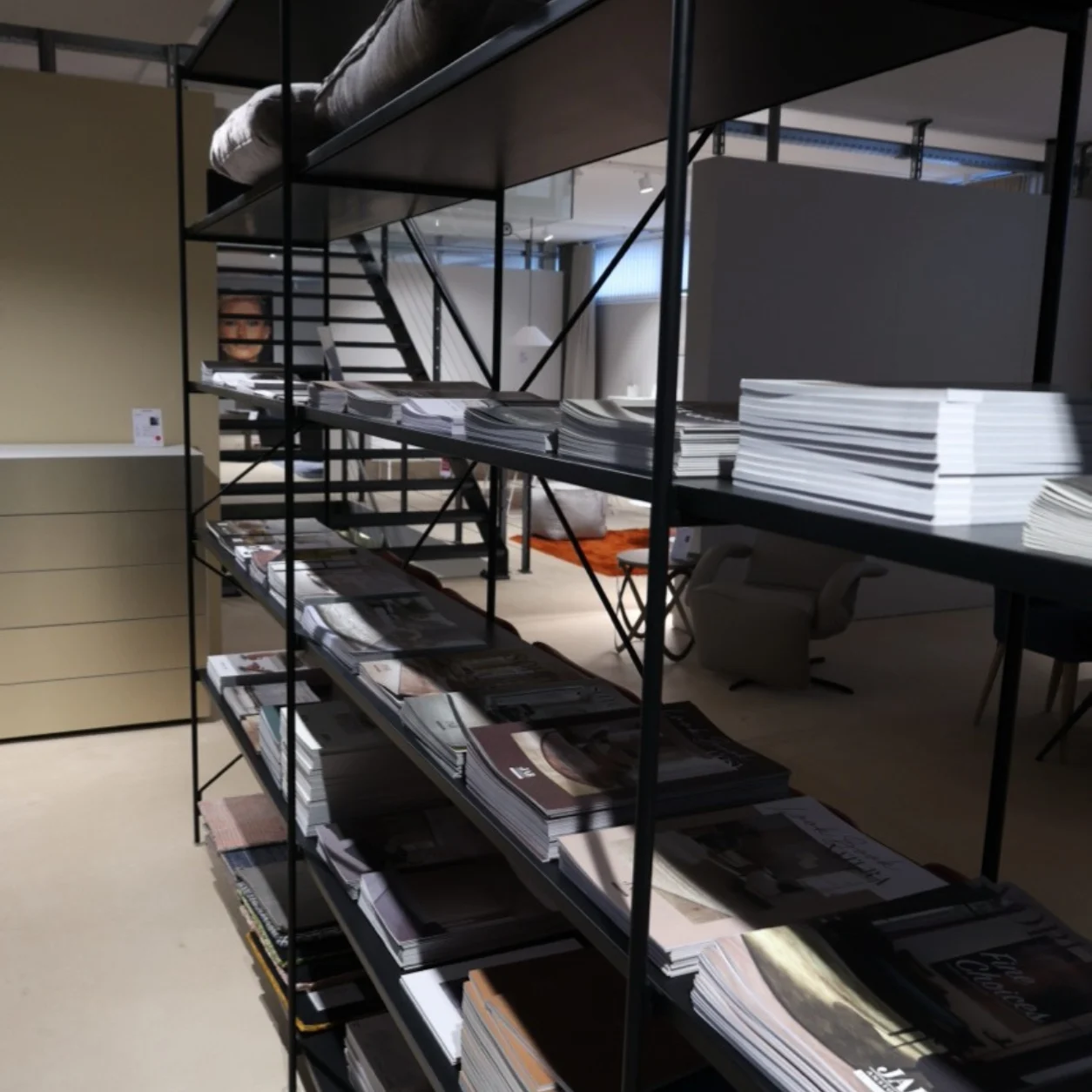 Modernes Arbeitszimmer mit schwarzem Regalsystem