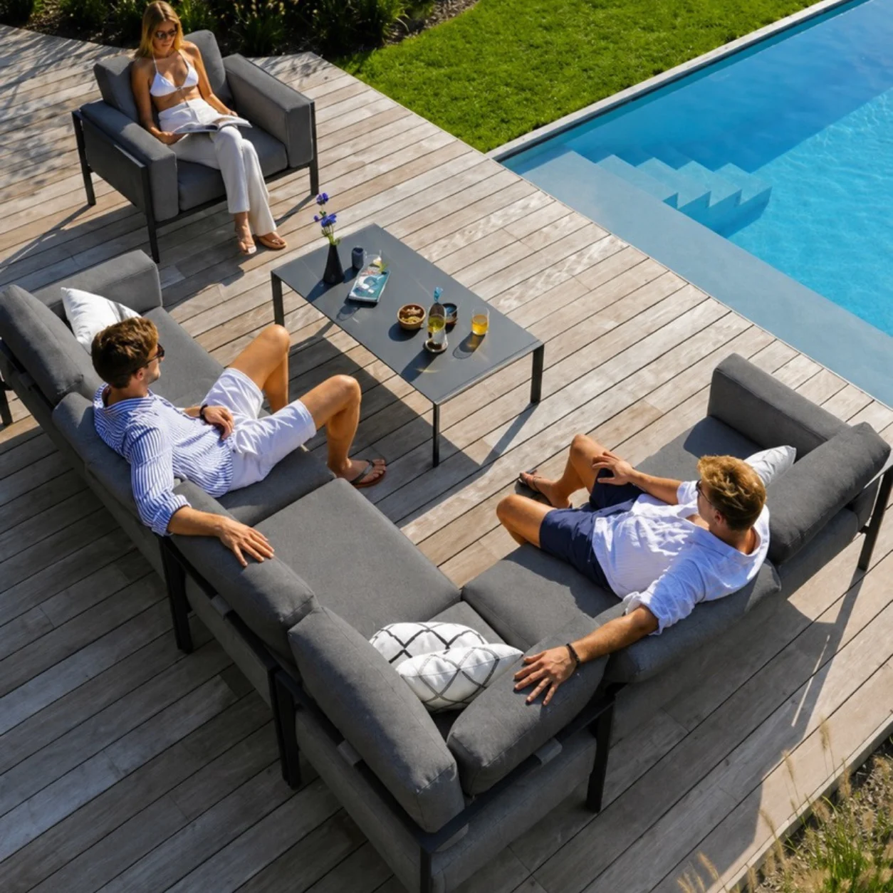 Outdoor-Möbel mit Sitzgruppe am Pool