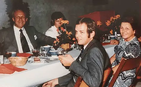 Peter, Kurt und Michael Weibel vor dem Geschäftshaus