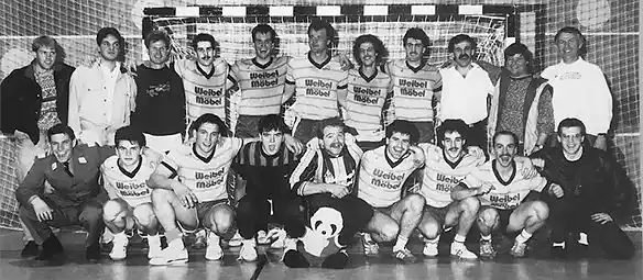 Handballmannschaft mit Weibel Möbel Sponsoring