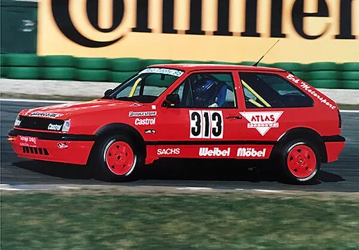 Rallyefahrzeug mit Weibel Möbel Sponsoring