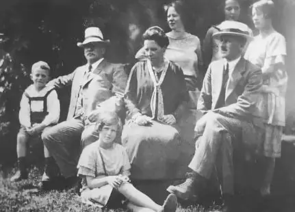 Familie Weibel mit Gottlieb und Louise Weibel im Jahr 1924
