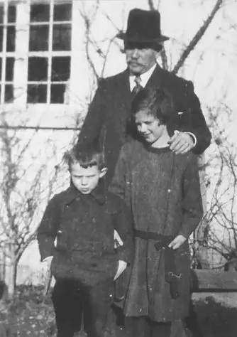 Gottlieb Weibel mit Tochter Suzanne und Sohn Kurt um 1920