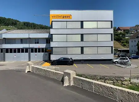 Moderner Weibel Möbel Showroom mit Designmöbeln