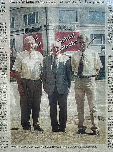 Peter, Kurt und Michael Weibel vor dem Geschäftshaus