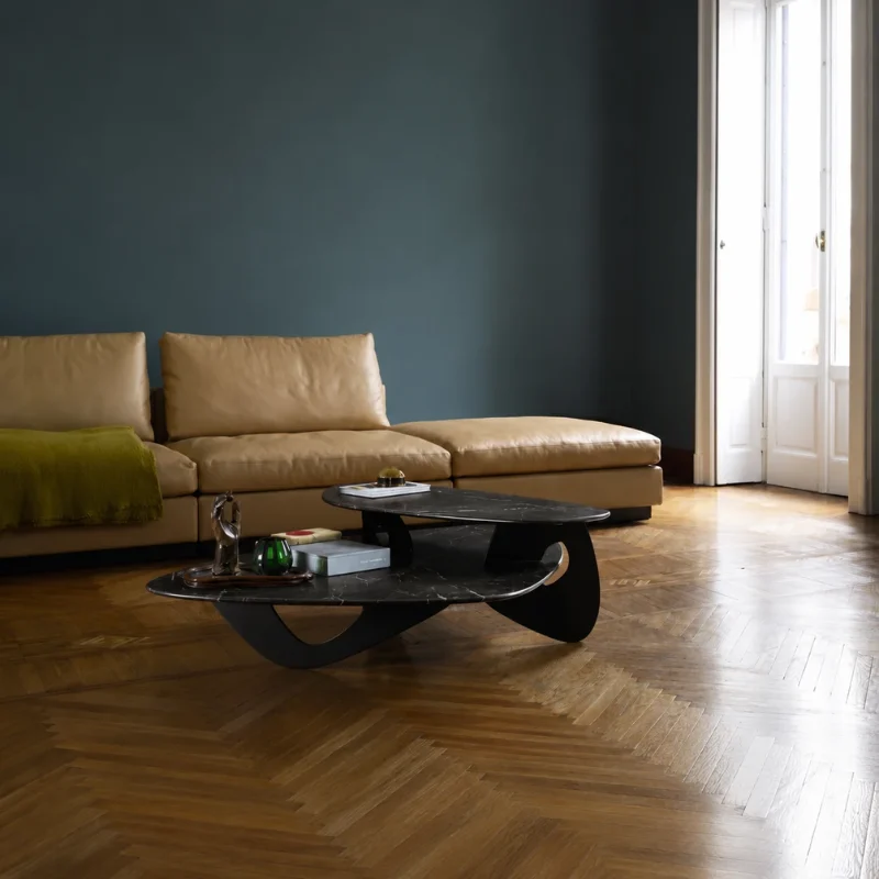 Design-Couchtisch vor einem Ledersofa