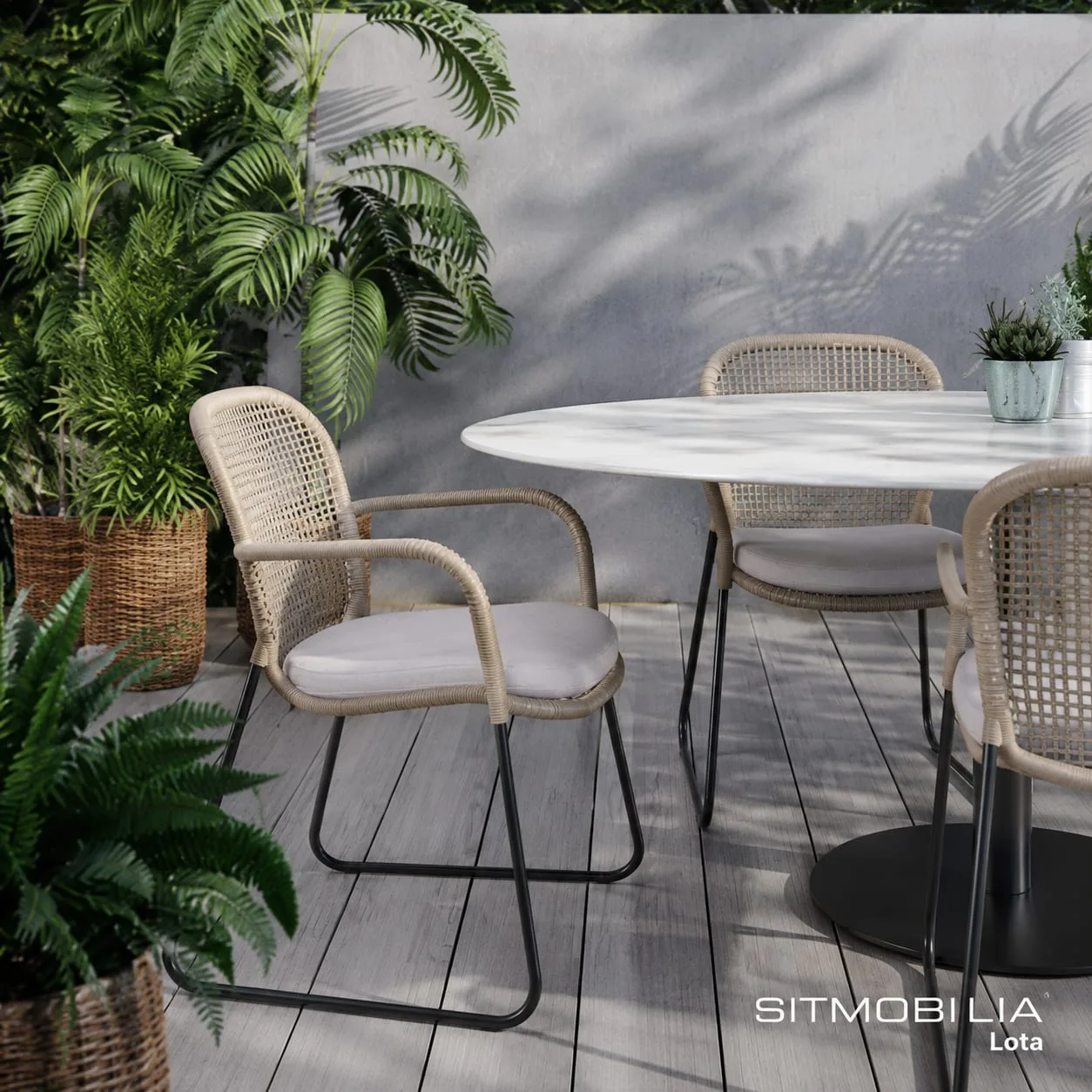 Outdoor-Stühle mit rundem Gartentisch auf einer Terrasse
