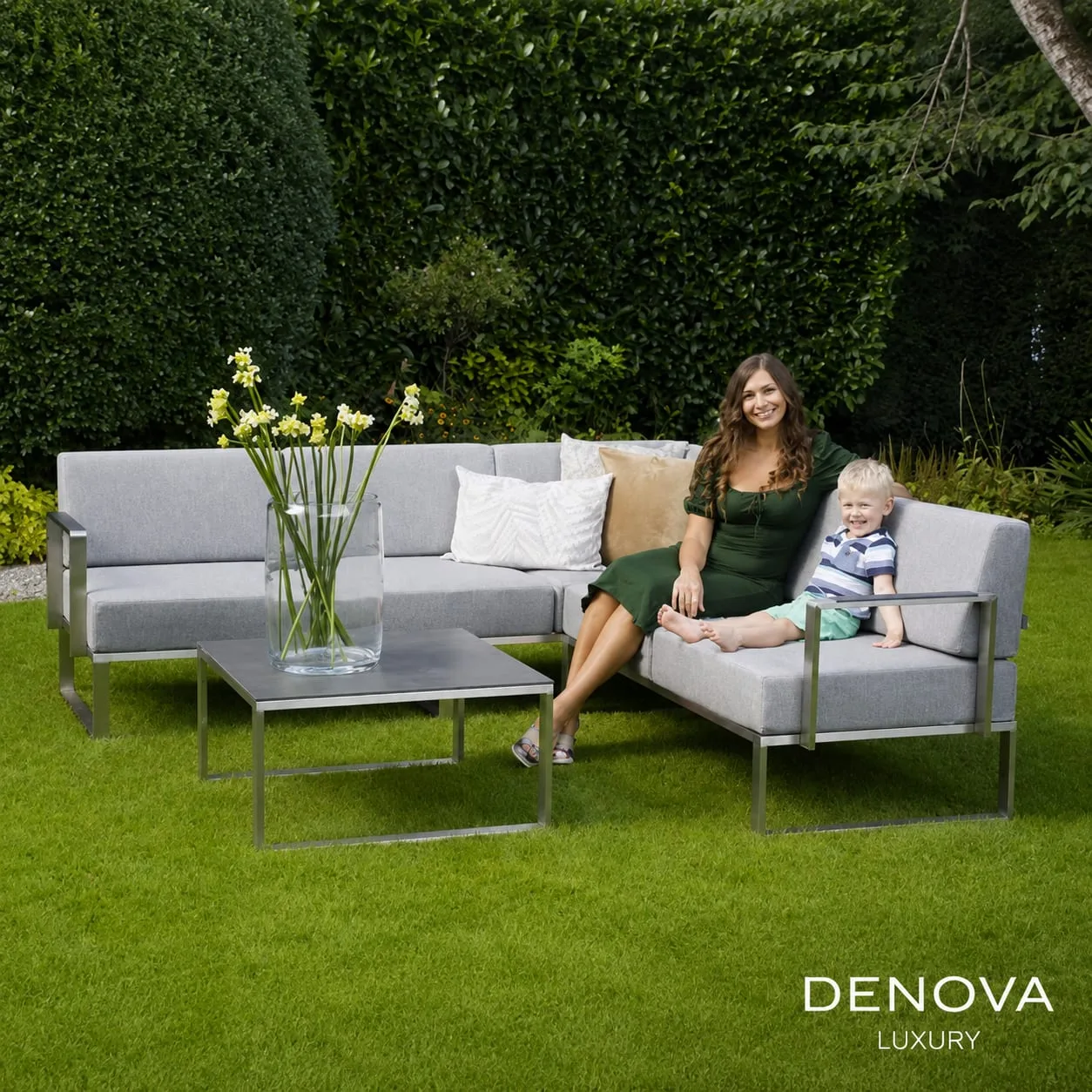 Moderne Outdoor Lounge mit Sofa und Sesseln im Garten