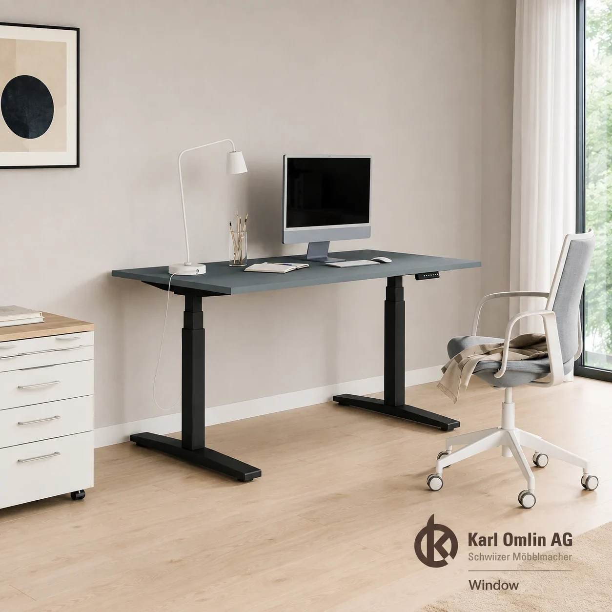 Höhenverstellbarer Schreibtisch mit Bürostuhl im Homeoffice