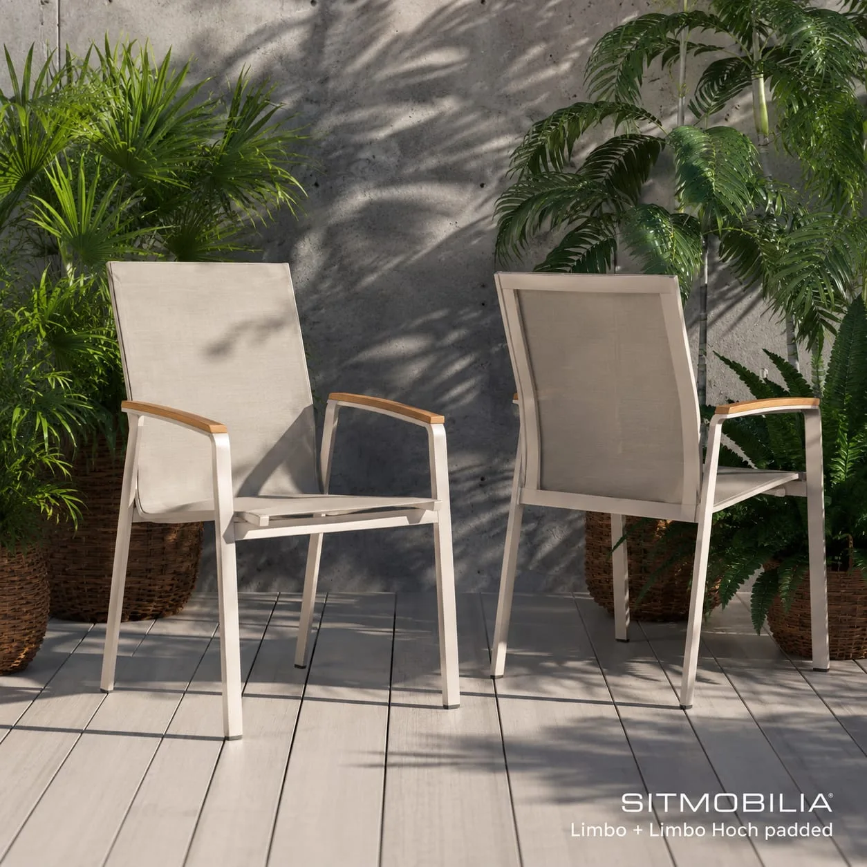 Helle Outdoor-Stühle auf moderner Holzterrasse