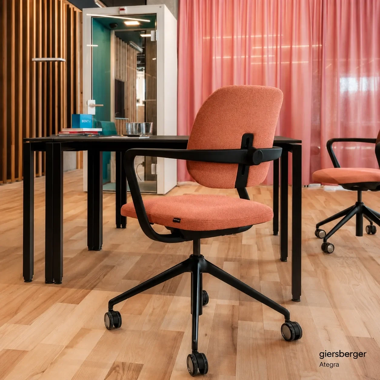 Moderner Bürostuhl an einem Schreibtisch im Arbeitszimmer