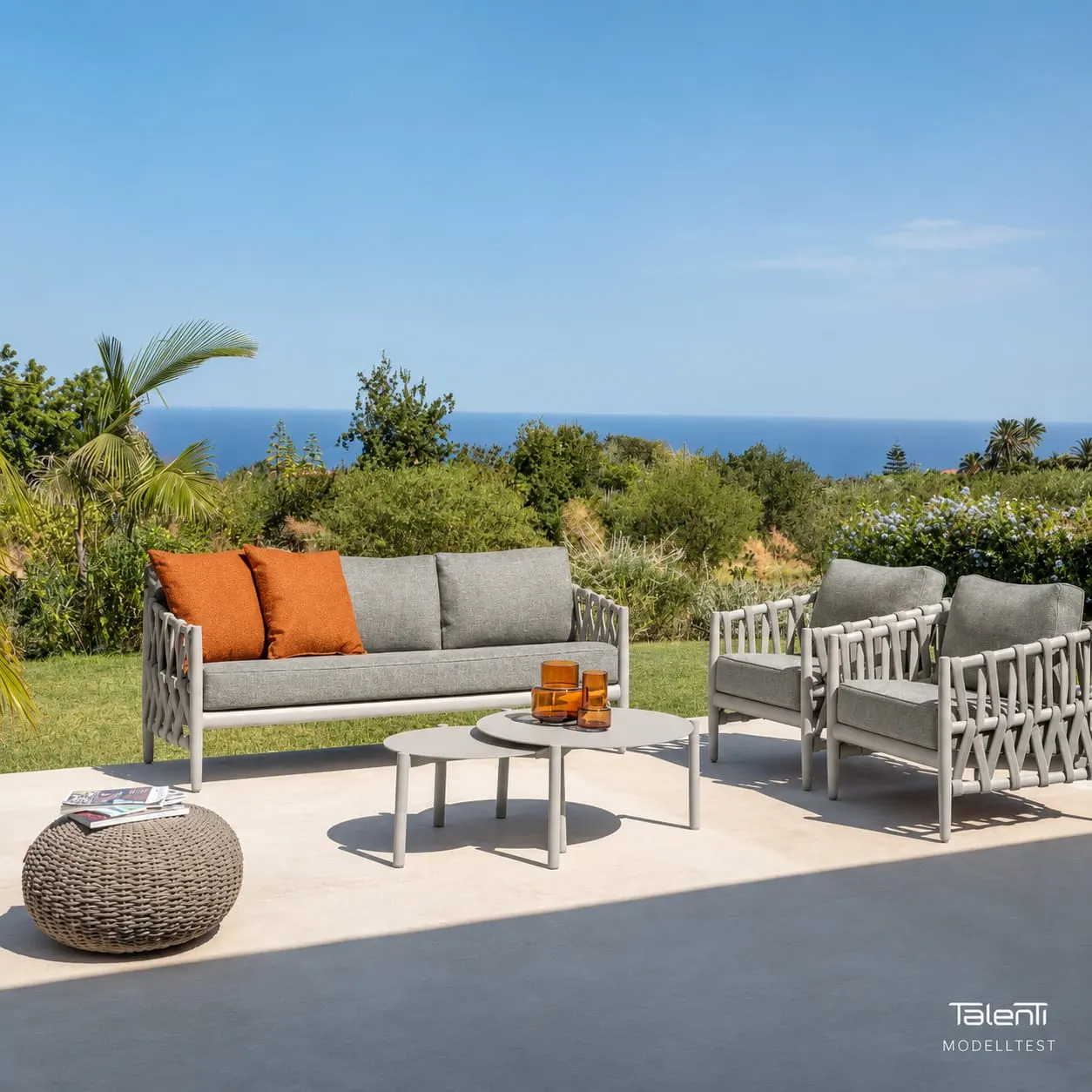 Outdoor Lounge mit Sofa, Sesseln und Beistelltischen mit Meerblick