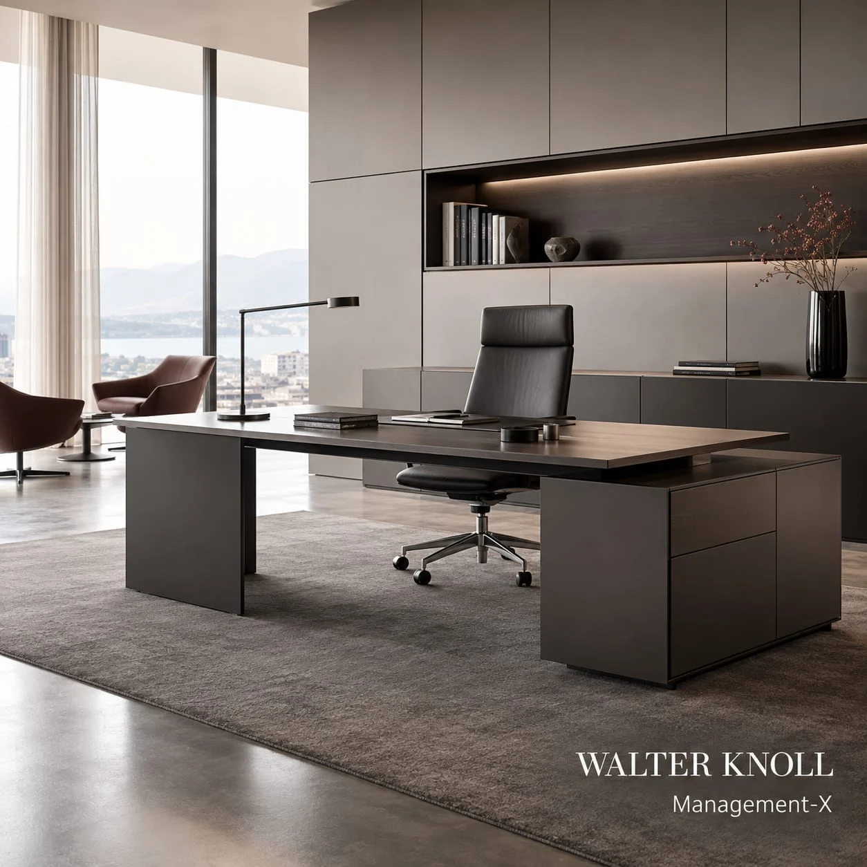 Elegantes Arbeitszimmer mit Schreibtisch und Stauraummöbeln