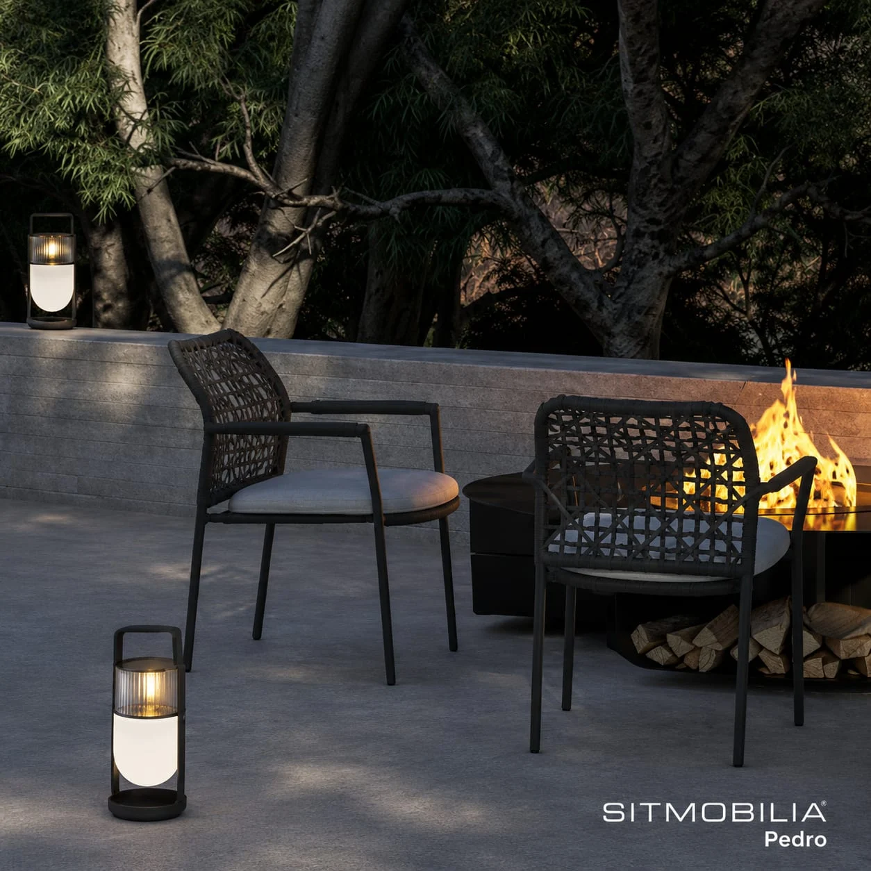 Outdoor-Stühle mit Gartentisch in mediterraner Umgebung