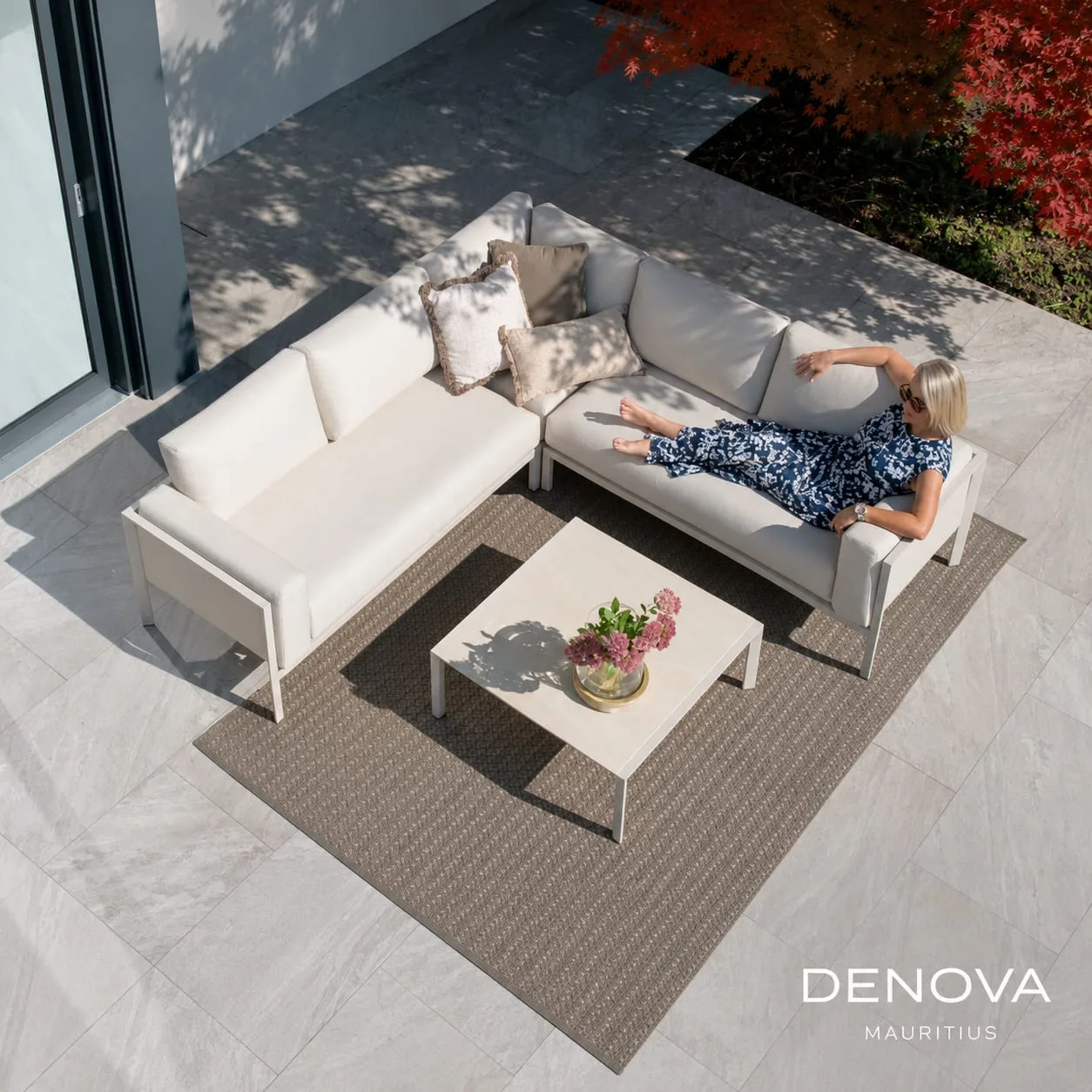 Outdoor Lounge mit geflochtenen Sesseln auf einer Terrasse