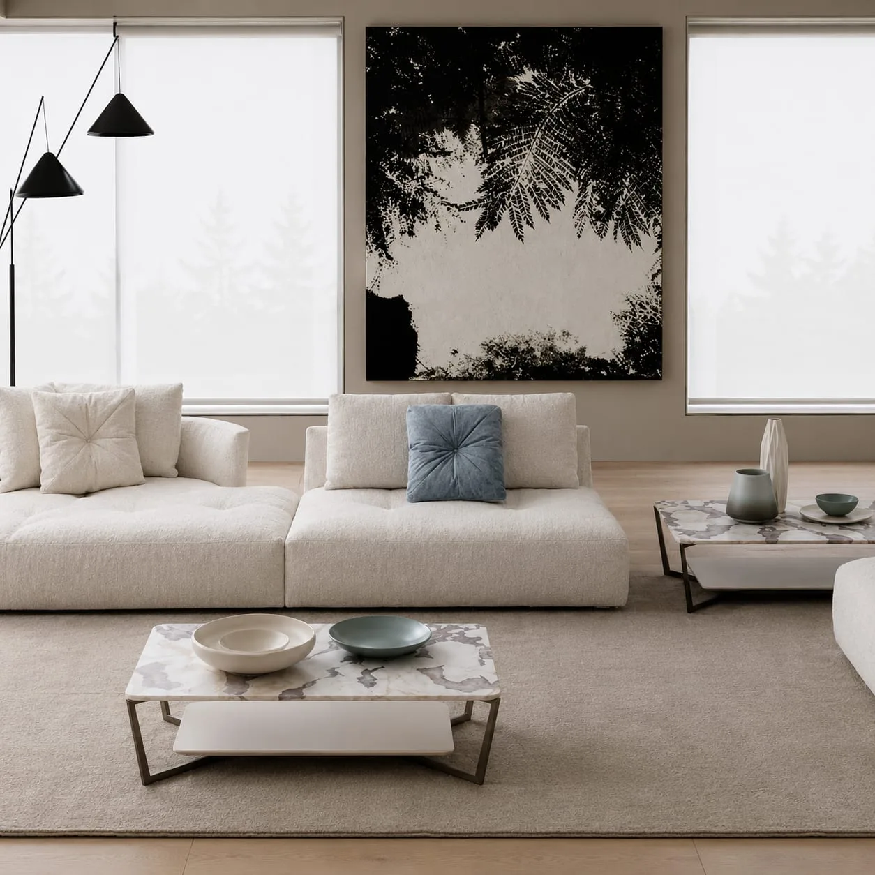 Helles Sofa in einem modernen Wohnraum