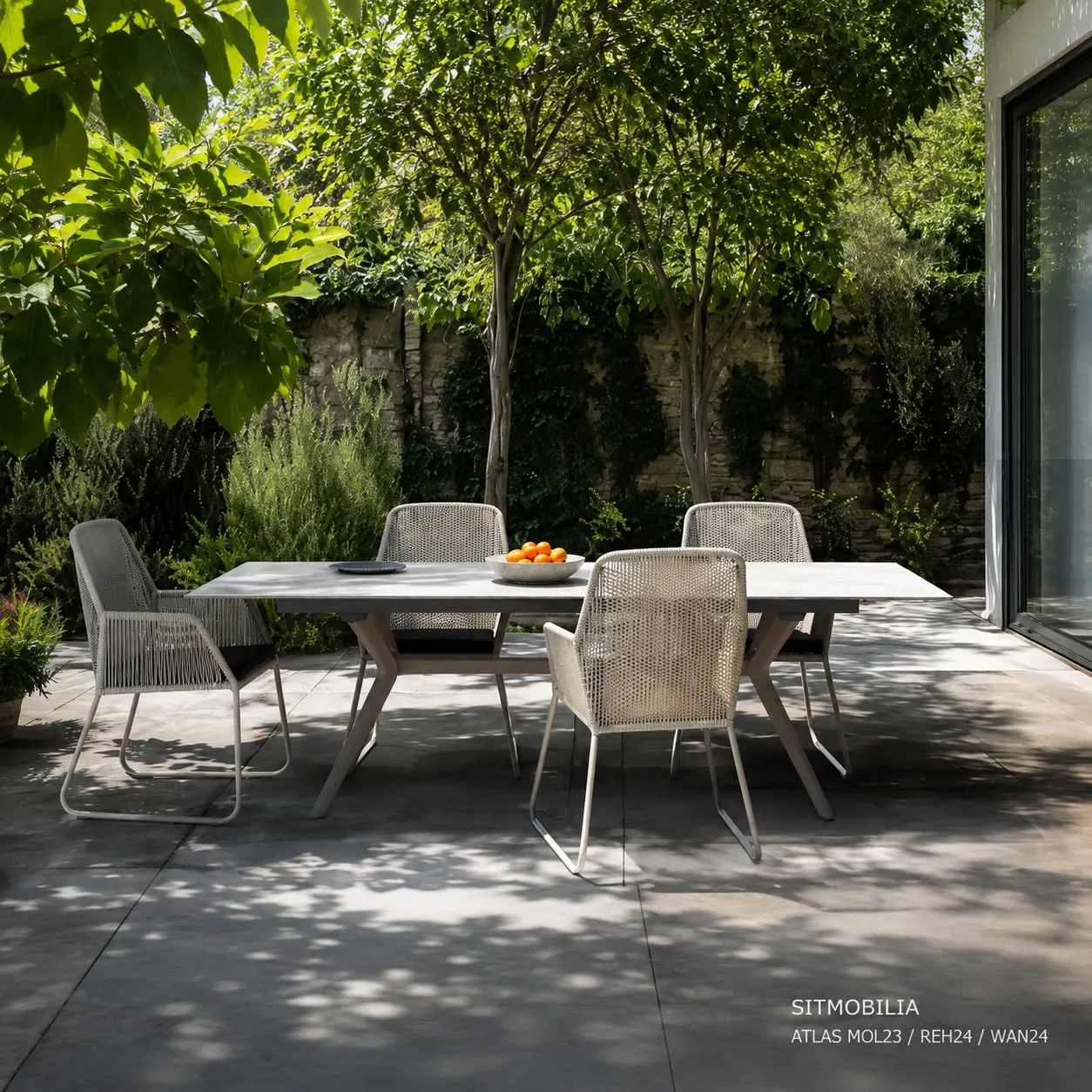 Outdoor-Tisch mit Stühlen auf einer schattigen Terrasse