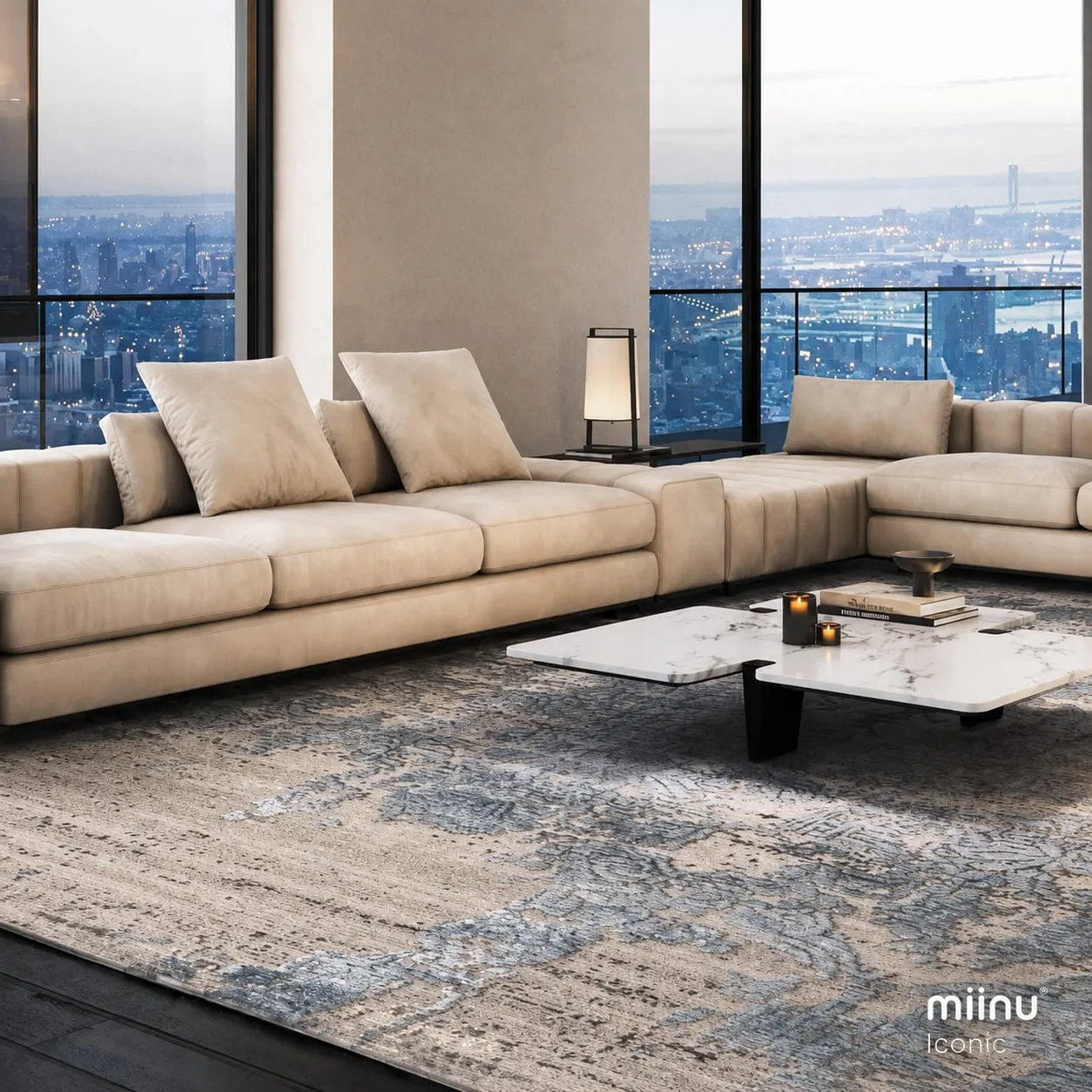 Heller Wohnraum mit Sofa und gemustertem Designteppich