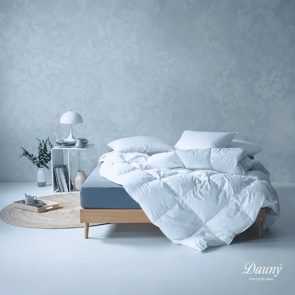 Weiße Bettwäsche und Duvet in modernem Schlafzimmer