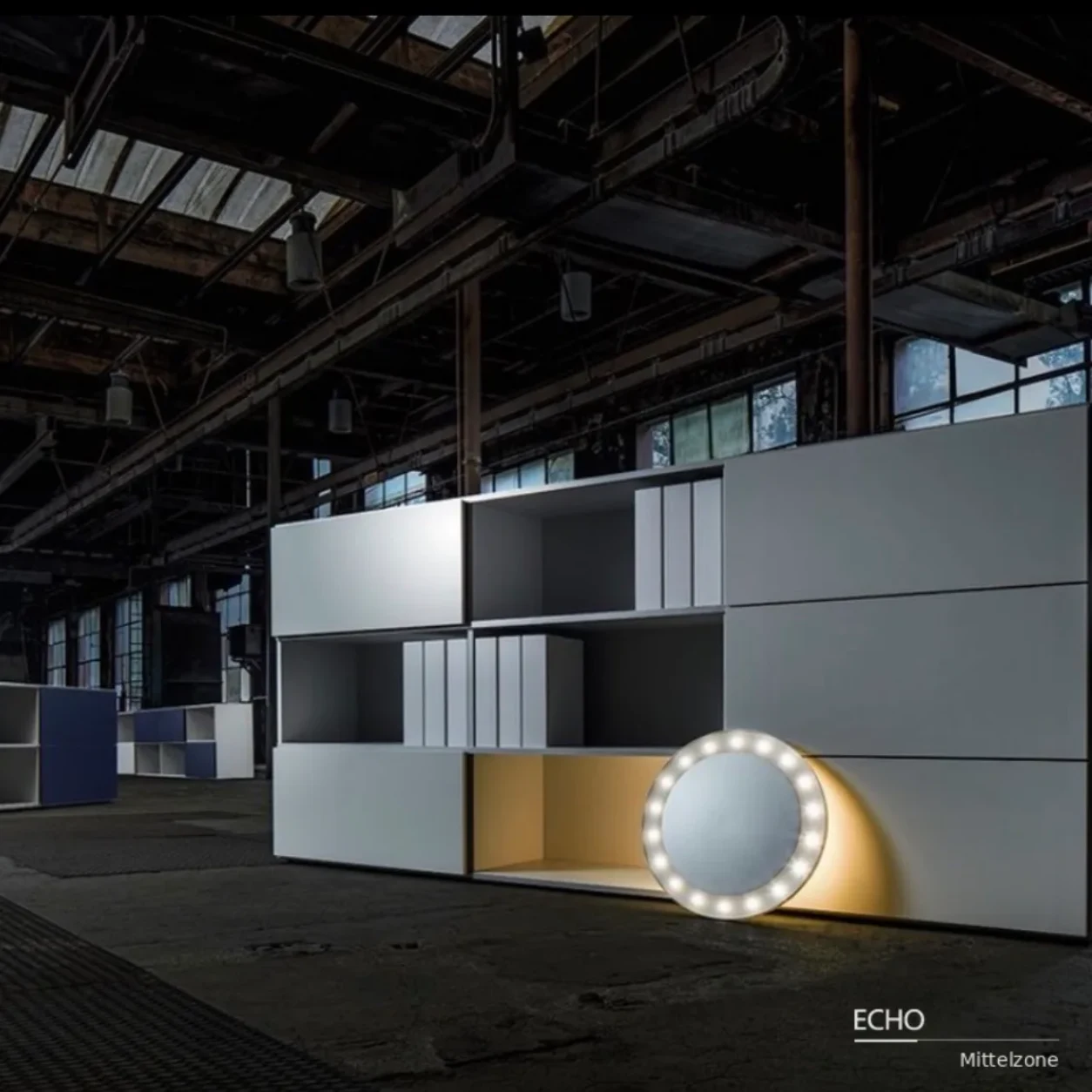 Modernes Sideboard in industrieller Ausstellung