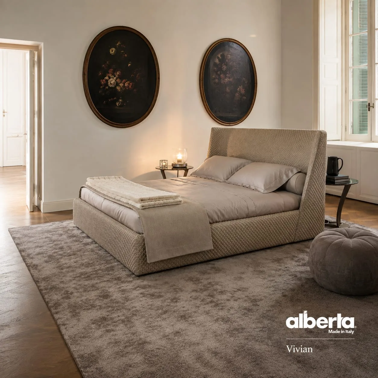 Helles Schlafzimmer mit Polsterbett und Nachttisch