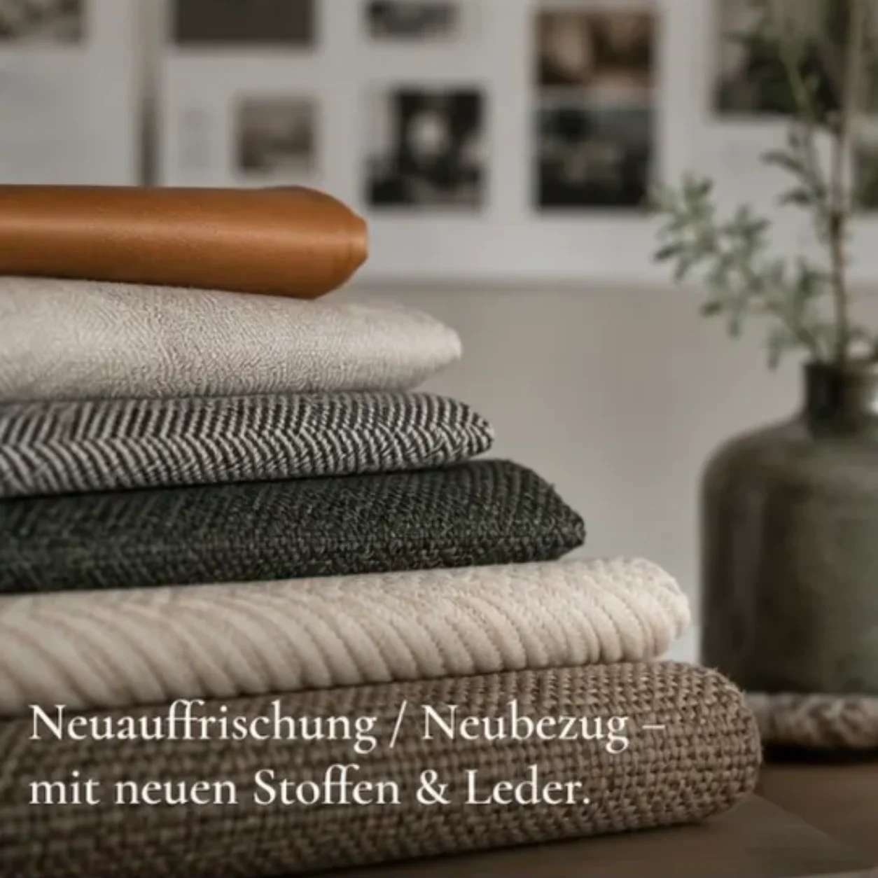 Stoff- und Lederproben für den Neubezug von Möbeln