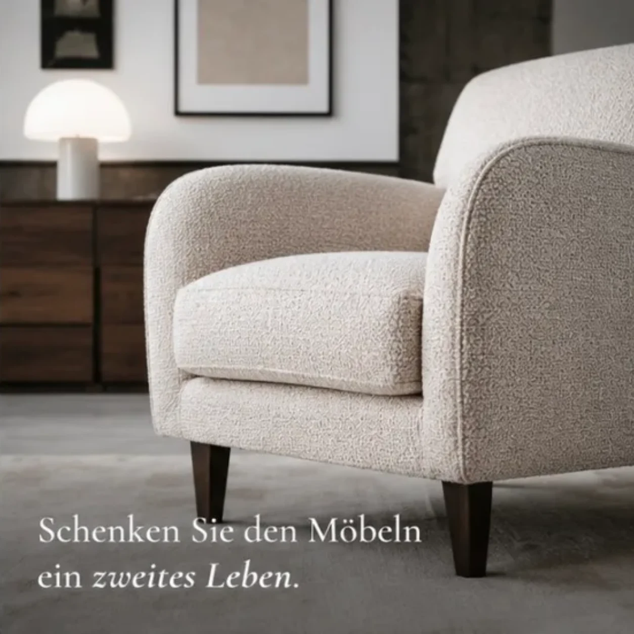 Neu bezogener Polstersessel in hellem Stoff