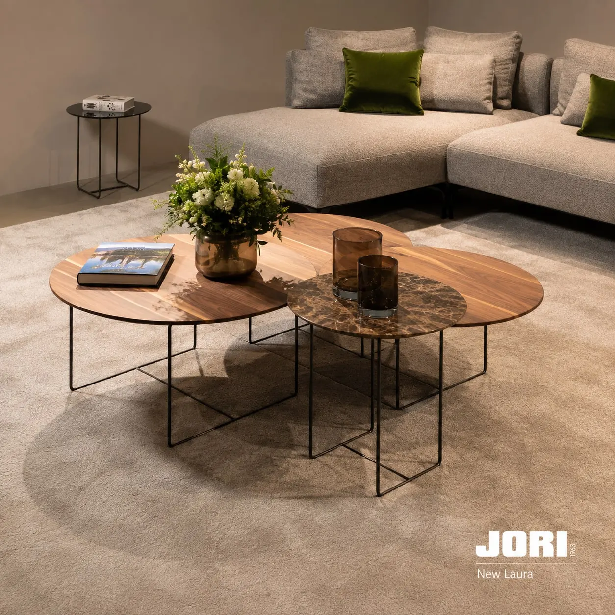 Runde Couchtische aus Holz vor einem modernen Sofa