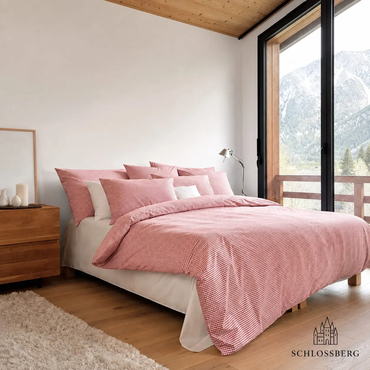 Rosa Bettwäsche mit Kissen in hellem Schlafzimmer
