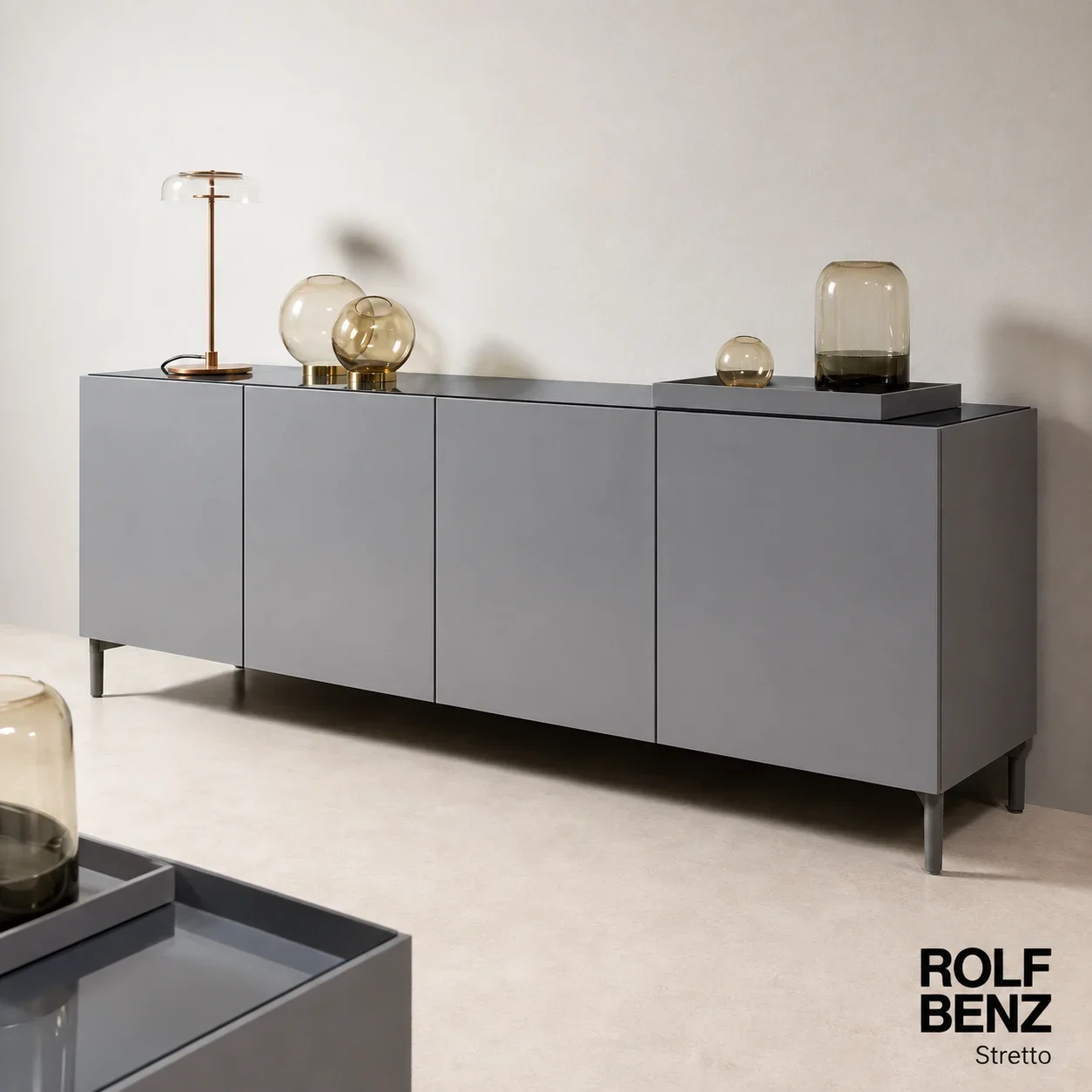 Graues Sideboard mit minimalistischer Gestaltung von Rolf Benz