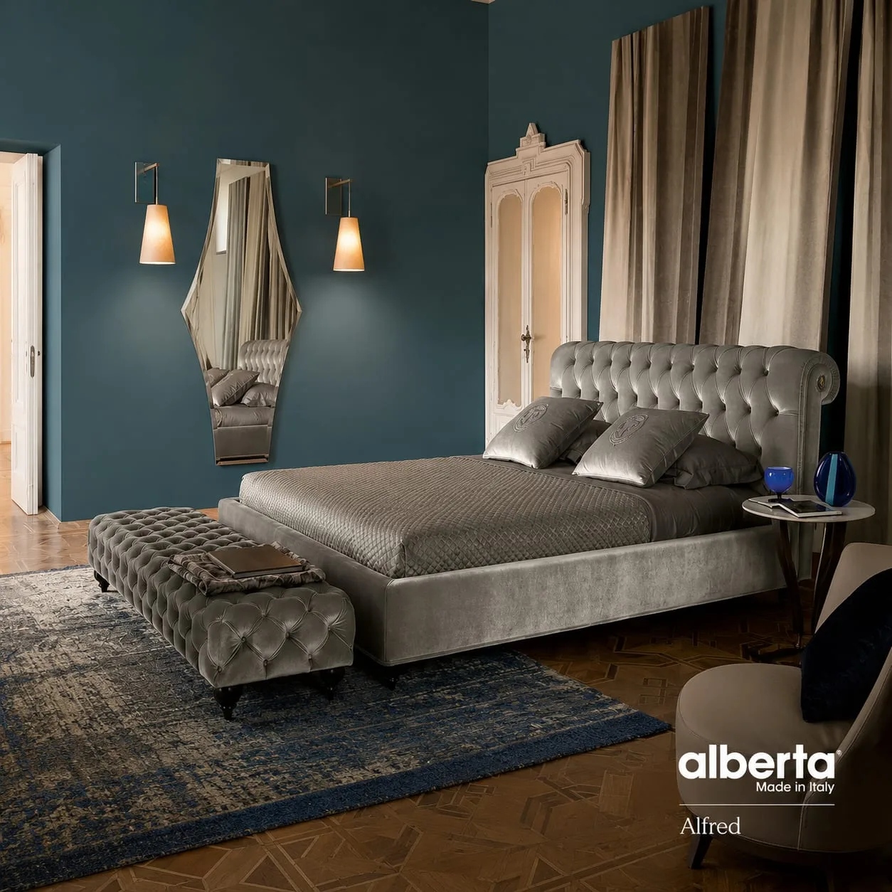 Elegantes Polsterbett mit Sitzbank in modernem Schlafzimmer