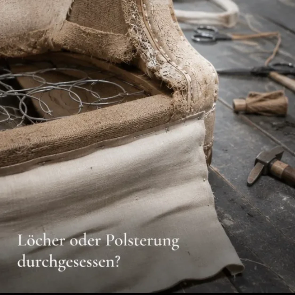 Geöffnete Polsterung eines Sessels während der Aufarbeitung
