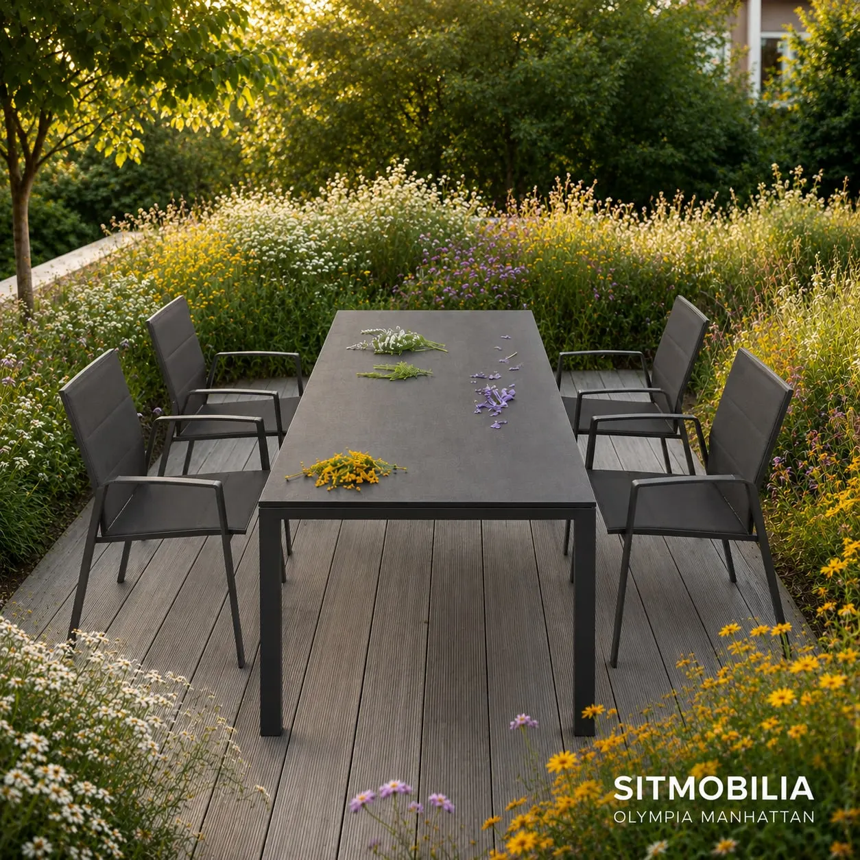 Großer Gartentisch mit Stühlen in grüner Gartenlandschaft