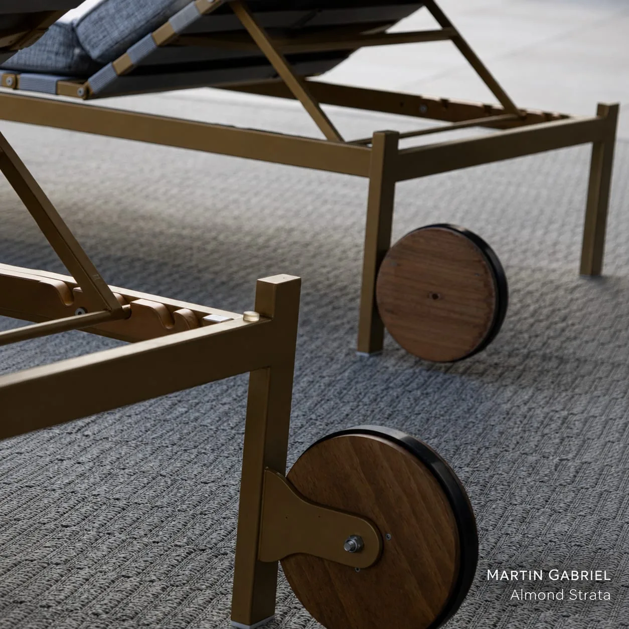 Outdoor-Teppich unter Liegestuhl mit Holzgestell